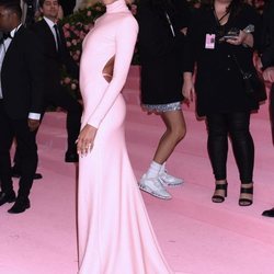 Hailey Baldwin con un vestido de Alexander Wang en la alfombra roja de la Gala MET 2019