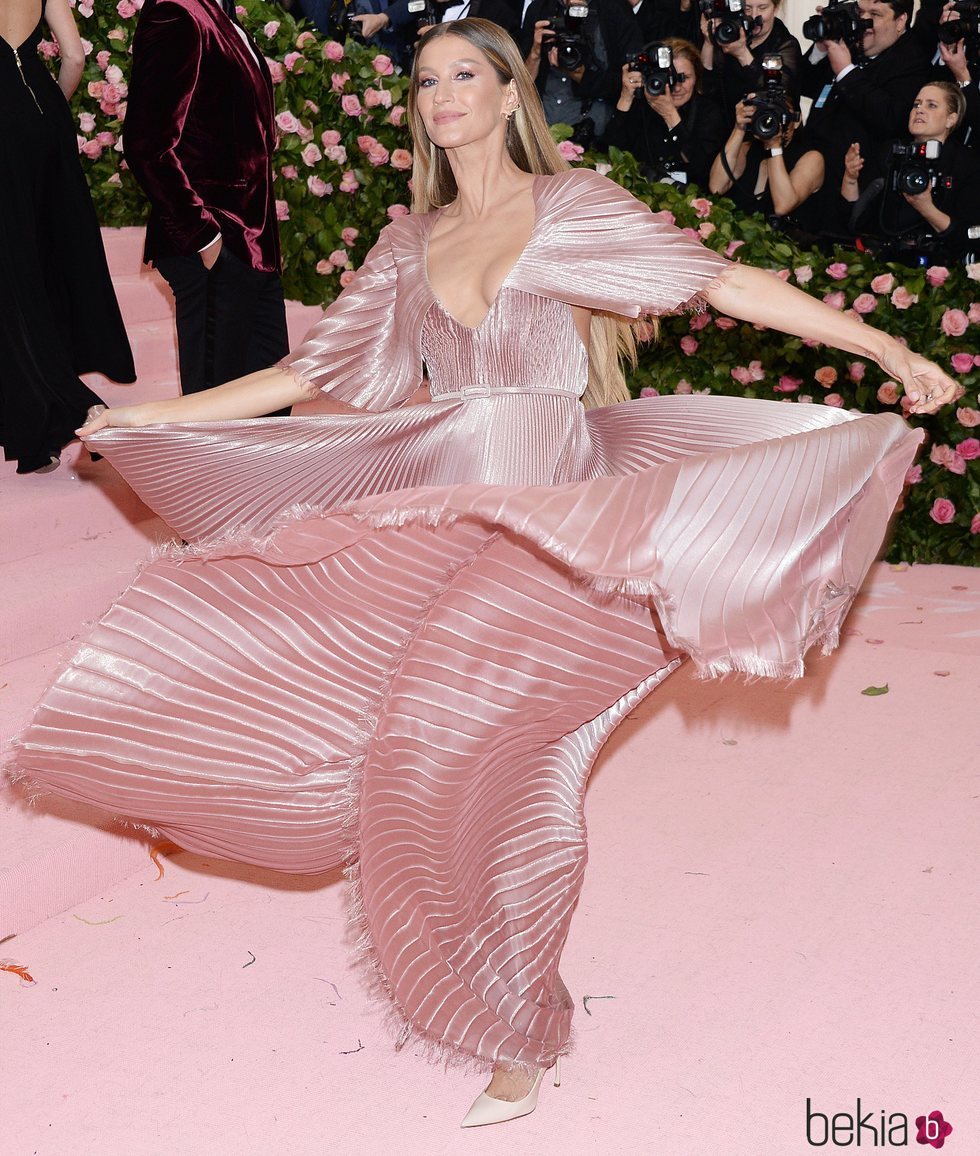 Gisele Bundchen vestida de Dior en la alfombra roja de la Gala MET 2019