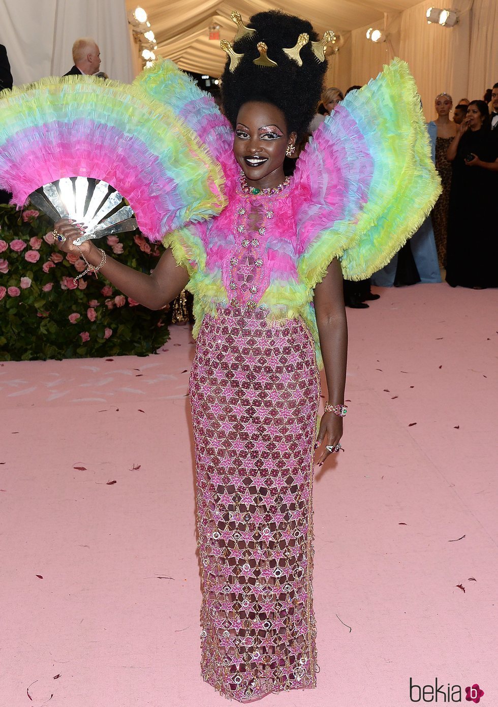 Lupita Nyong'o vestida de Versace en la alfombra roja de la Gala MET 2019