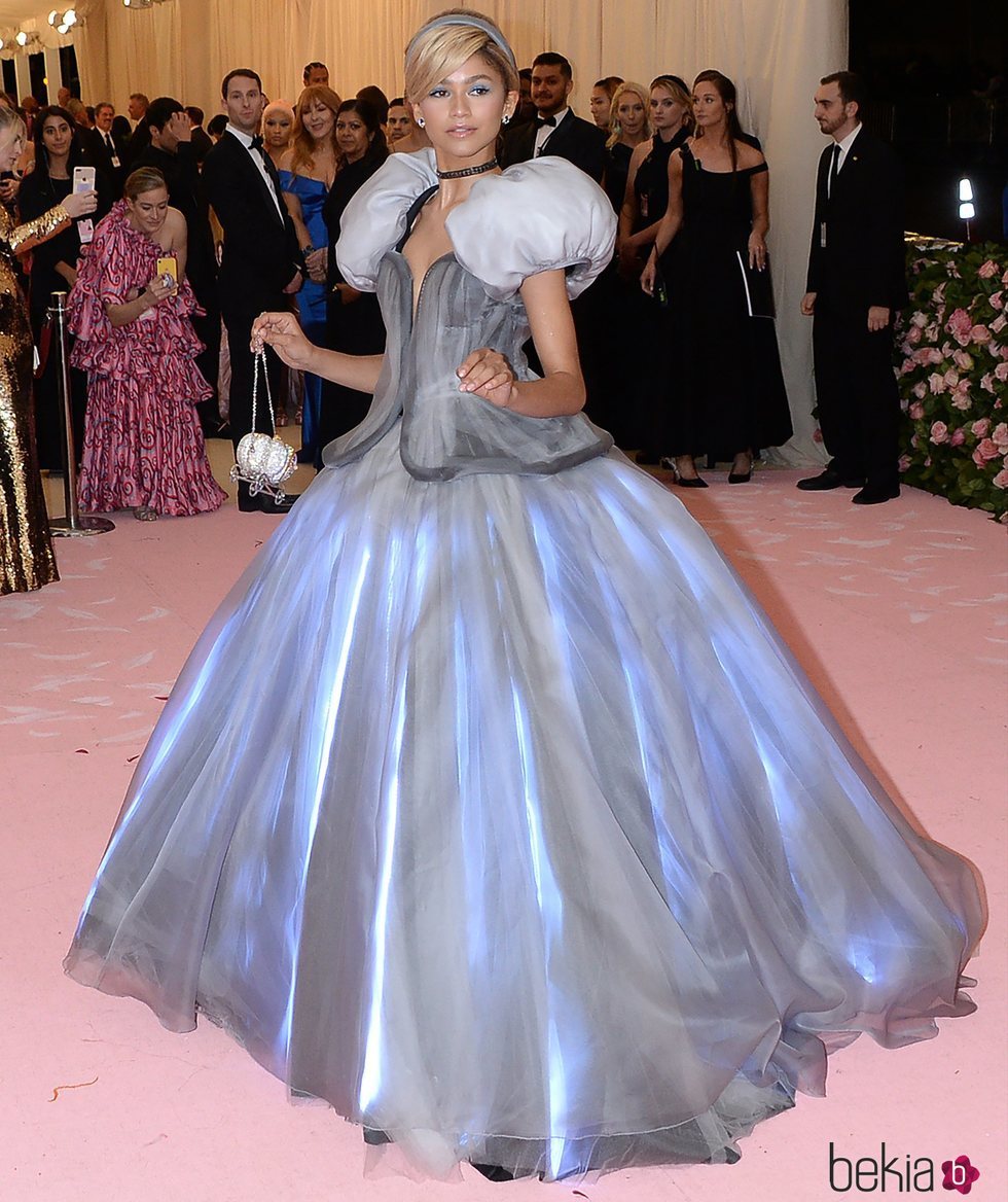 Zendaya vestida de Tommy Hilfiger en la alfombra roja de la Gala MET 2019