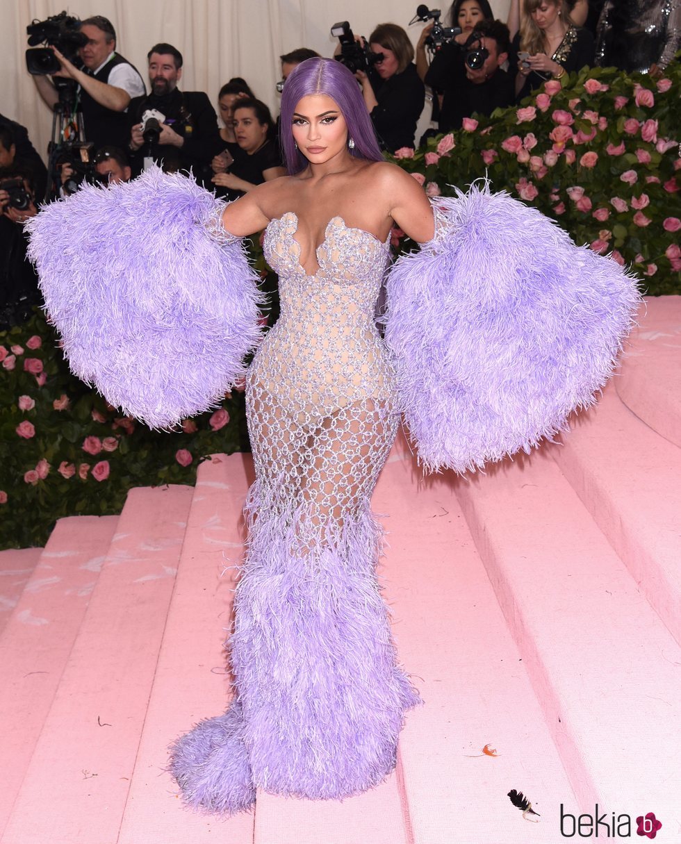 Kylie Jenner con un vestido de Versace en la alfombra roja de la Gala MET 2019