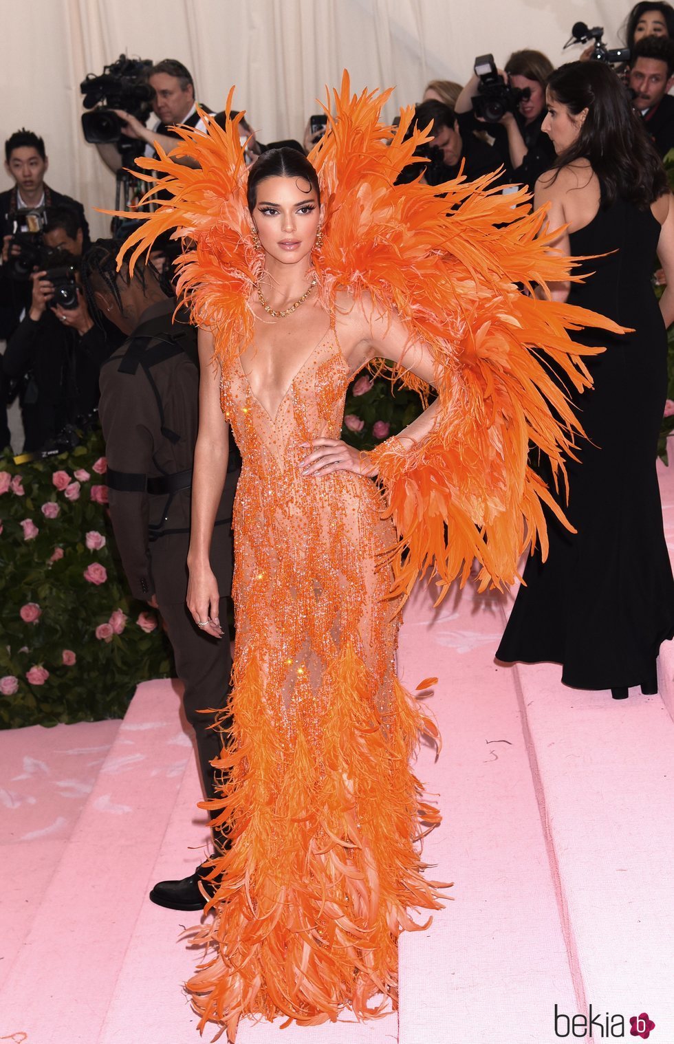 Kendall Jenner con un vestido de Versace en la alfombra roja de la Gala MET 2019