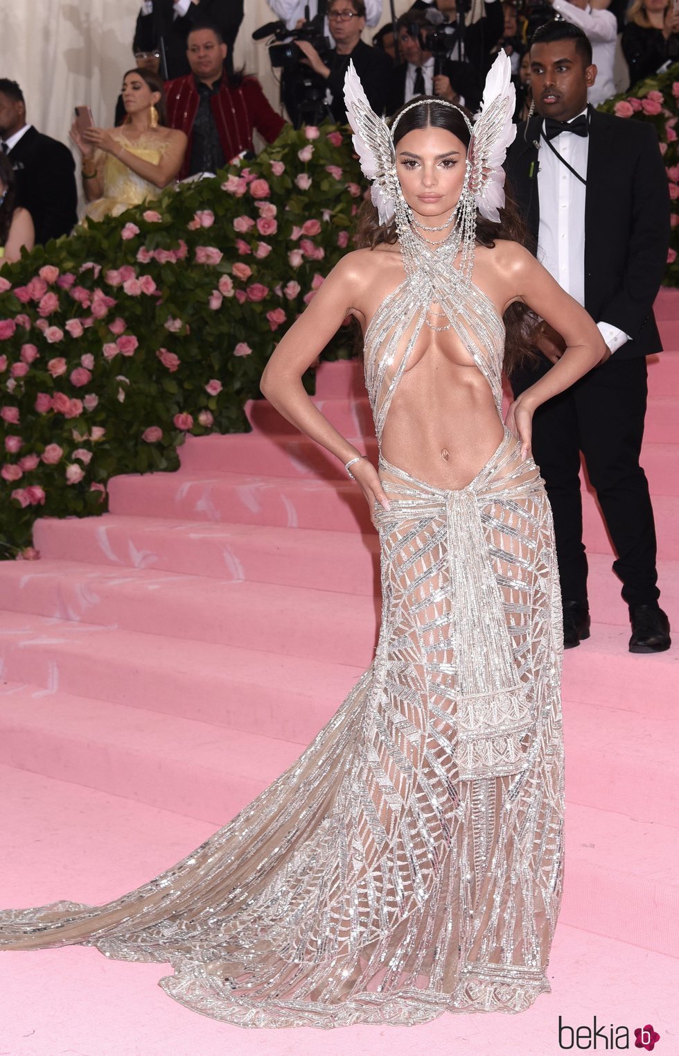 Emily Ratajkowski con un vestido de Peter Dundas en la alfombra roja de la Gala MET 2019