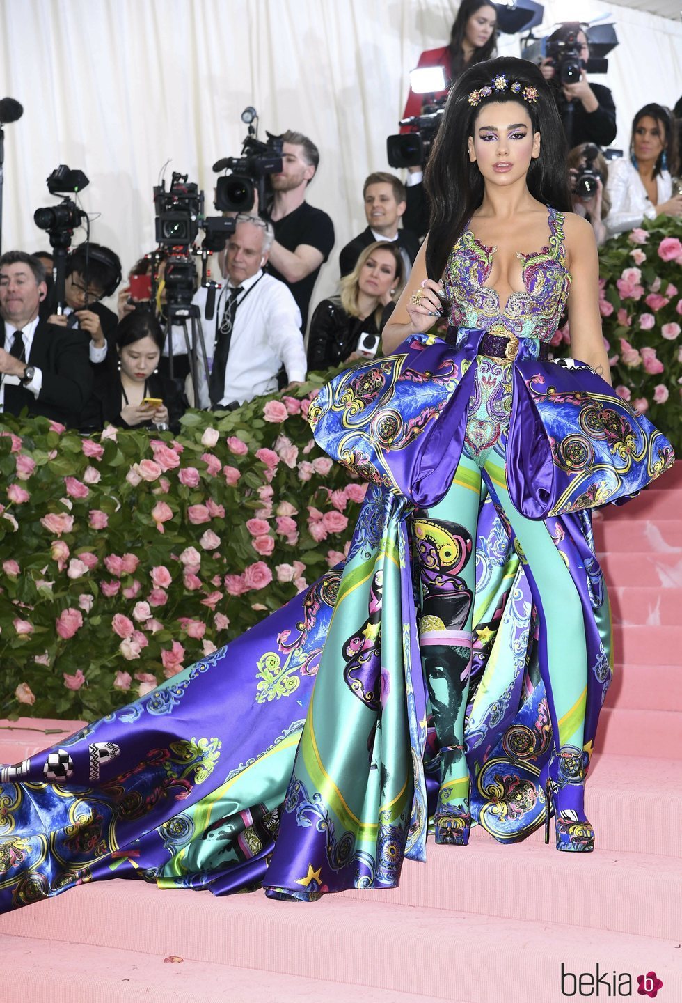 Dua Lipa con un vestido de Versace en la alfombra roja de la Gala MET 2019