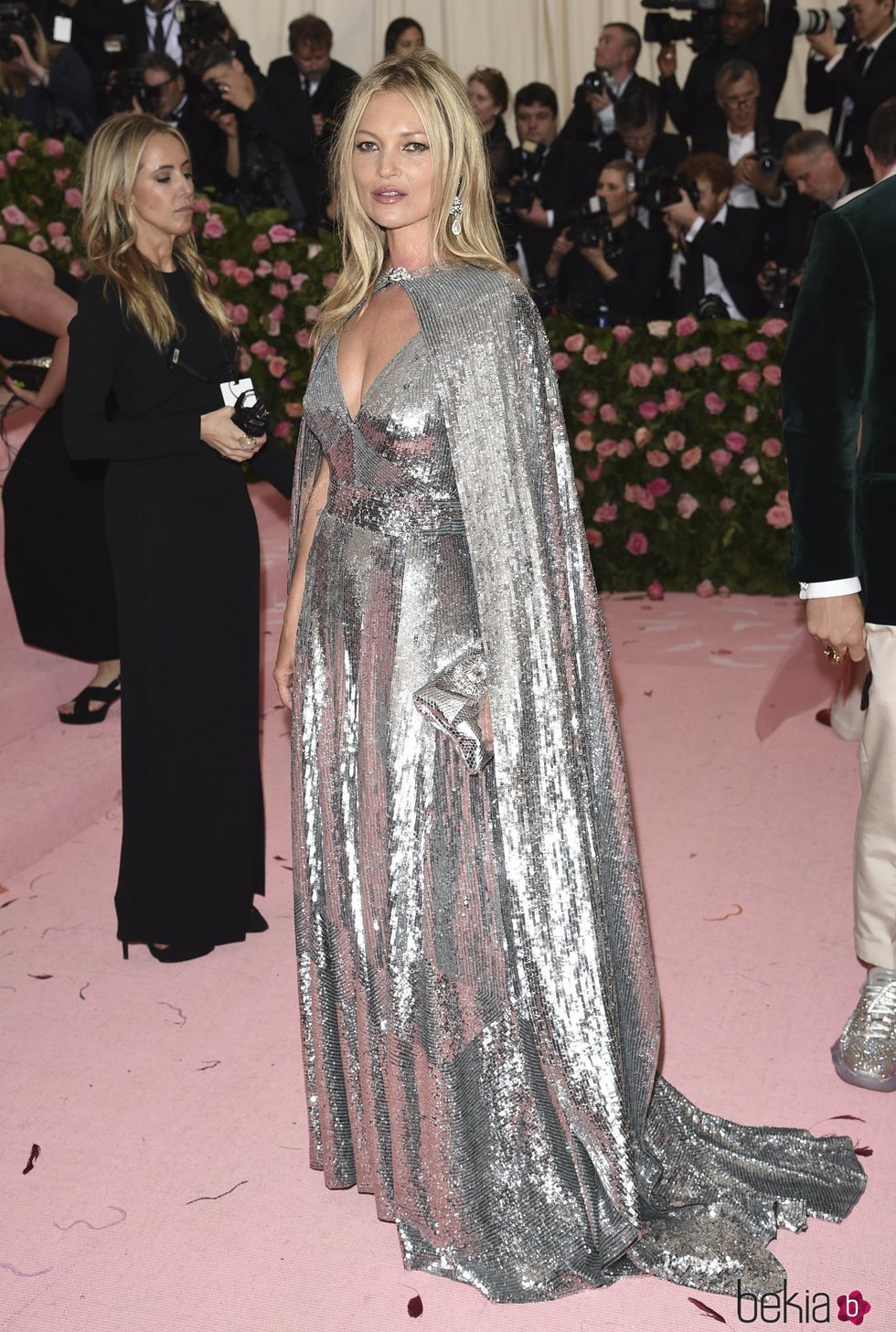 Kate Moss con un vestido de Michael Kors en la alfombra roja de la Gala MET 2019