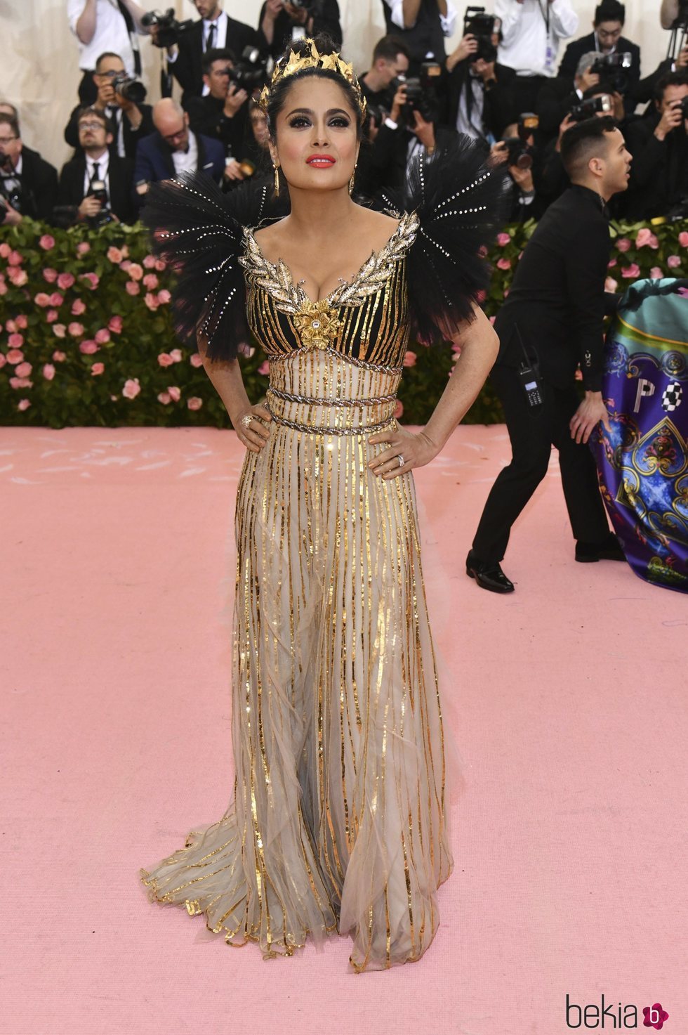 Salma Hayek vestida de Gucci en la alfombra roja de la Gala MET 2019