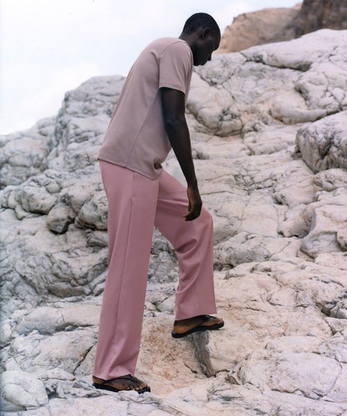 Modelo con un conjunto en color rosa de la colección de primavera 2019 de COS