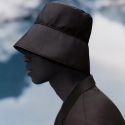 Gorro marrón de la colección de primavera 2019 de COS