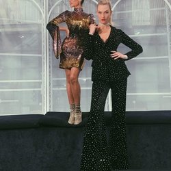 Karlie Kloss con un dos piezas negro de terciopelo e incrustaciones de cristales en 'Project Runway'