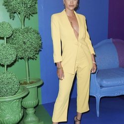 Sofia Richie con un traje monocolor amarillo vainilla en la fiesta del Orgullo de Alice + Olivia