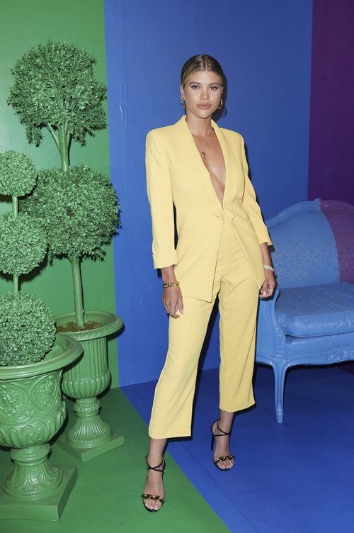 Sofia Richie con un traje monocolor amarillo vainilla en la fiesta del Orgullo de Alice + Olivia