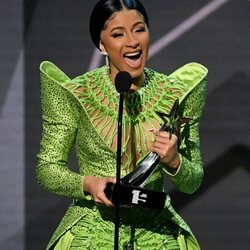 Cardi B recogiendo el premio de artista del año