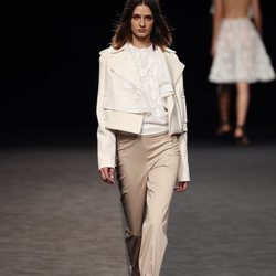 Pantalones super ajustados y capa sobre capa en el desfile primavera/verano 2020 de Torretta en la MBFWMadrid  julio 2019