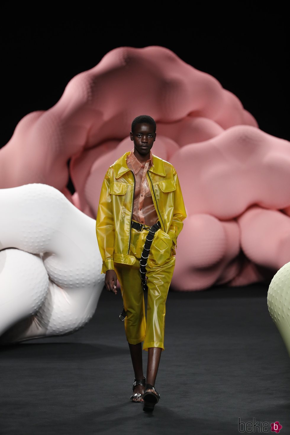 Chaqueta amarilla en el desfile primavera/verano 2020 de Ana Locking en la MBFWMadrid julio 2019