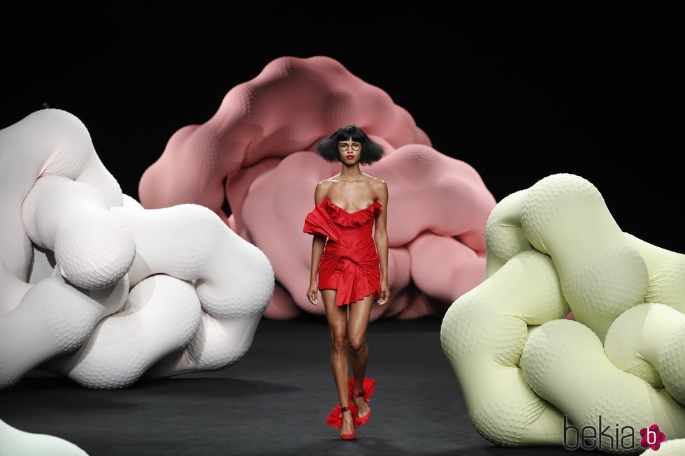 Mini vestido en el desfile primavera/verano 2020 de Ana Locking en la MBFWMadrid julio 2019