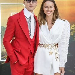 Emma Louis Connolly y Oliver Proudlock en la premiere de 'Once Upon a time in Hollywood'