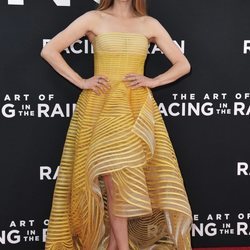 Amanda Seyfried en la presentación de The Art of Racing con un dramático vestido amarillo