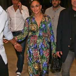 Jennifer Lopez y su animal print aterrizan en Tel Aviv, lista para un concierto multitudinario