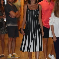 La Reina Letizia con un deslumbrante vestido en la función del 'Lago de los Cisnes' en Mallorca