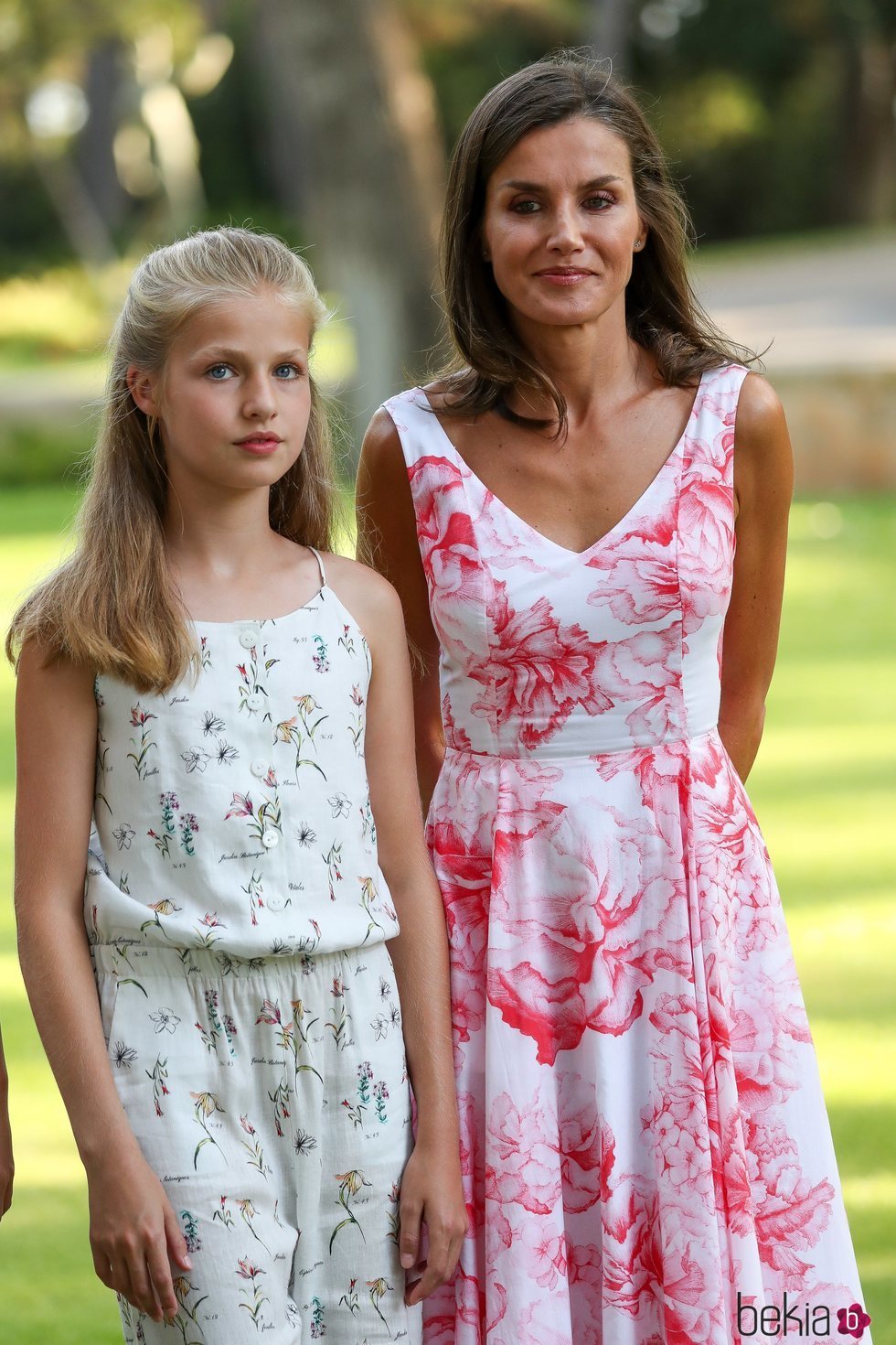 La Reina Letizia con un vestido de flores y alpargatas en el posado de verano en Marivent