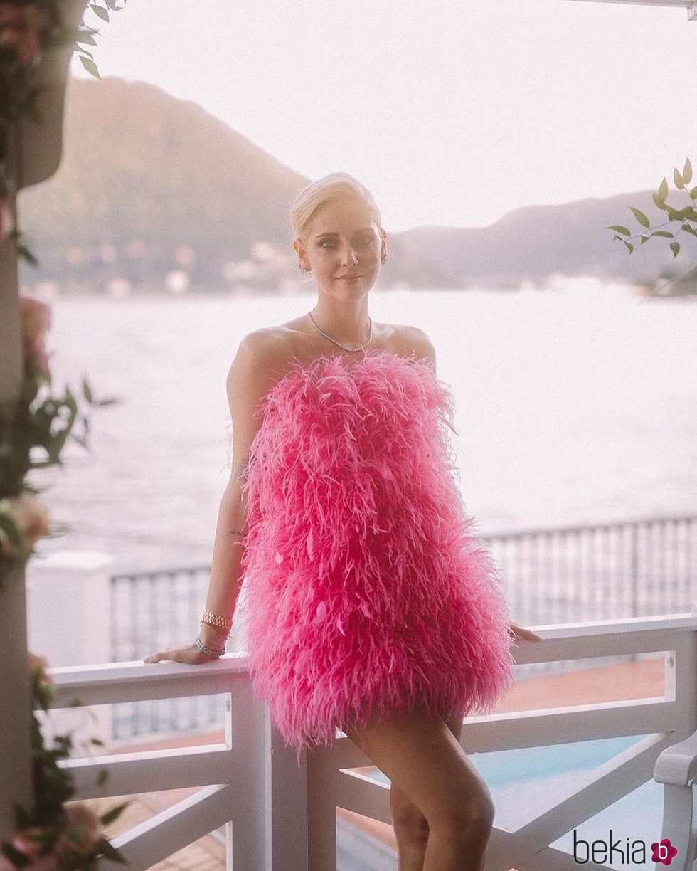 Chiara Ferragni con un minivestido rosa de plumas de Attico en un evento de Lâncome