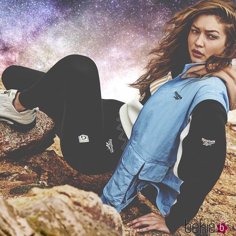 Chandal azul de la segunda colección de 'Gigi Hadid X Reebok' otoño 2019