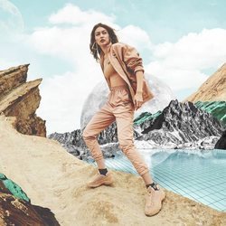 Chandal beige de la segunda colección de 'Gigi Hadid X Reebok' otoño 2019