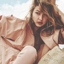 Chaqueta beige de la segunda colección de 'Gigi Hadid X Reebok' otoño 2019