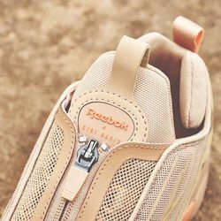 Detalle deportiva beige de la segunda colección de 'Gigi Hadid X Reebok' otoño 2019