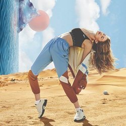 Chandal tricolor azul de la segunda colección de 'Gigi Hadid X Reebok' otoño 2019