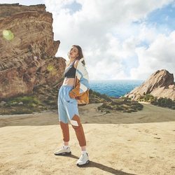 Top asimétrico negro y chandal de la segunda colección de 'Gigi Hadid X Reebok' otoño 2019