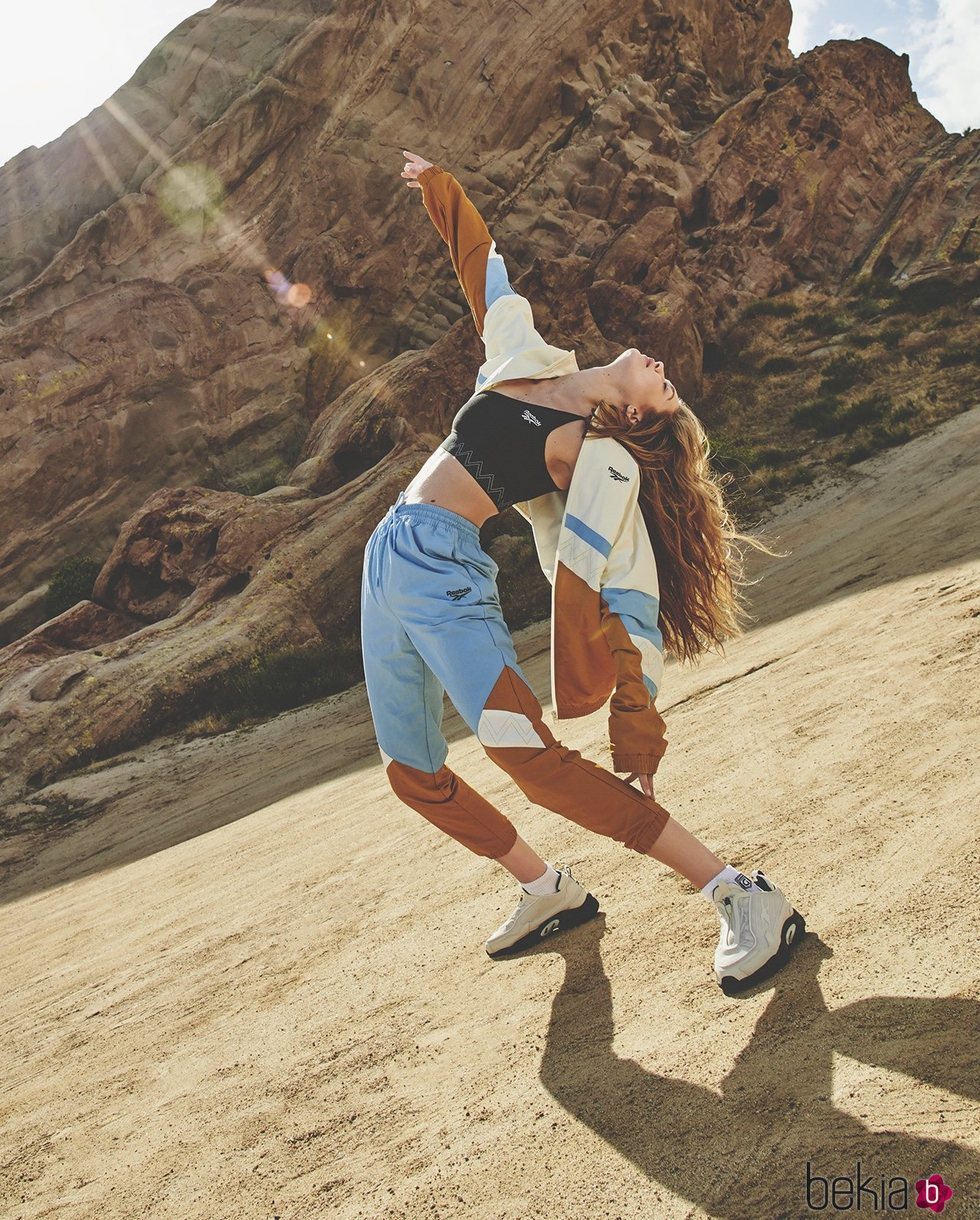 Chandal tricolor blanco y azul de la segunda colección de 'Gigi Hadid X Reebok' otoño 2019