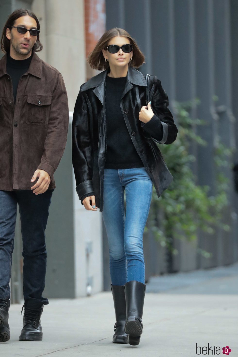 Kaia Gerber con una cazadora de cuero en Nueva York