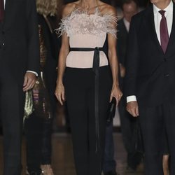 La Reina Letizia luce un top de plumas en el XXVIII Concierto de los Premios Princesa de Asturias