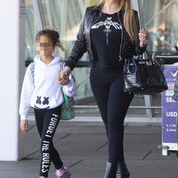 Mariah Carey con total look negro paseando por Nueva York