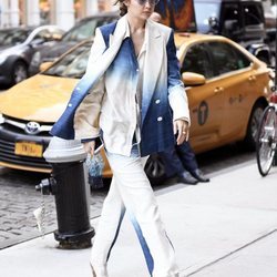 Gigi Hadid con un tres piezas en azul y blanco de Oscar de la Rente por Nueva York