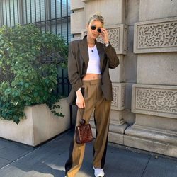 Elsa Hosk con un traje de chaqueta y pantalón bicolor en Nueva York