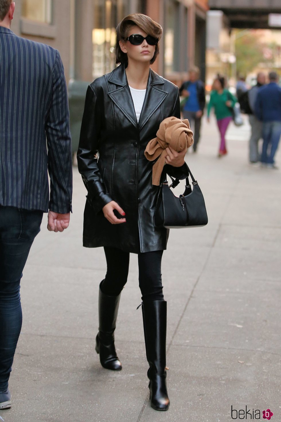 Kaia Gerber con cardigan de cuero en Nueva York