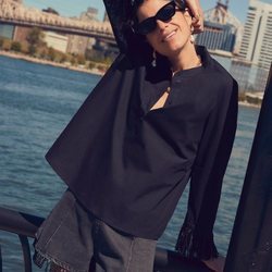 Blusa azul marino de la colección 'Leandra Medine x Mango'