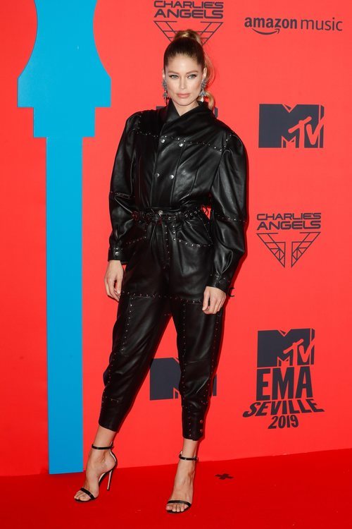 Doutzen Kroes con mono negro de cuero durante los Premios MTV EMAs 2019