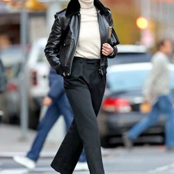 Karlie Kloss luce una cazadora de borrego en Nueva York