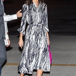 La Reina Letizia con vestido de Hugo Boss en su llegada a Cuba