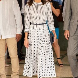 La Reina Letizia con vestido de Massimo Duti durante su Viaje Oficial en La Habana