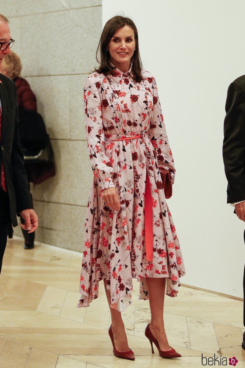 La Reina Letizia con vestido floral de Hugo Boss en el Rastrillo solidario Nuevo Futuro