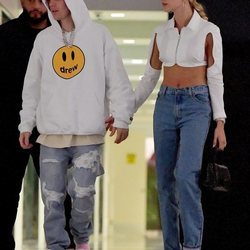 Hailey Bieber con top blanco justo a Justin Bieber de cena por Miami