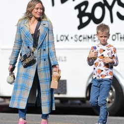 Hilary Duff con abrigo de cuadros junto a su hijo en Los Ángeles