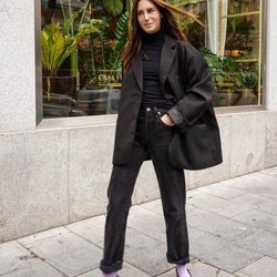 Gala González con un total look negro por las calles de Madrid