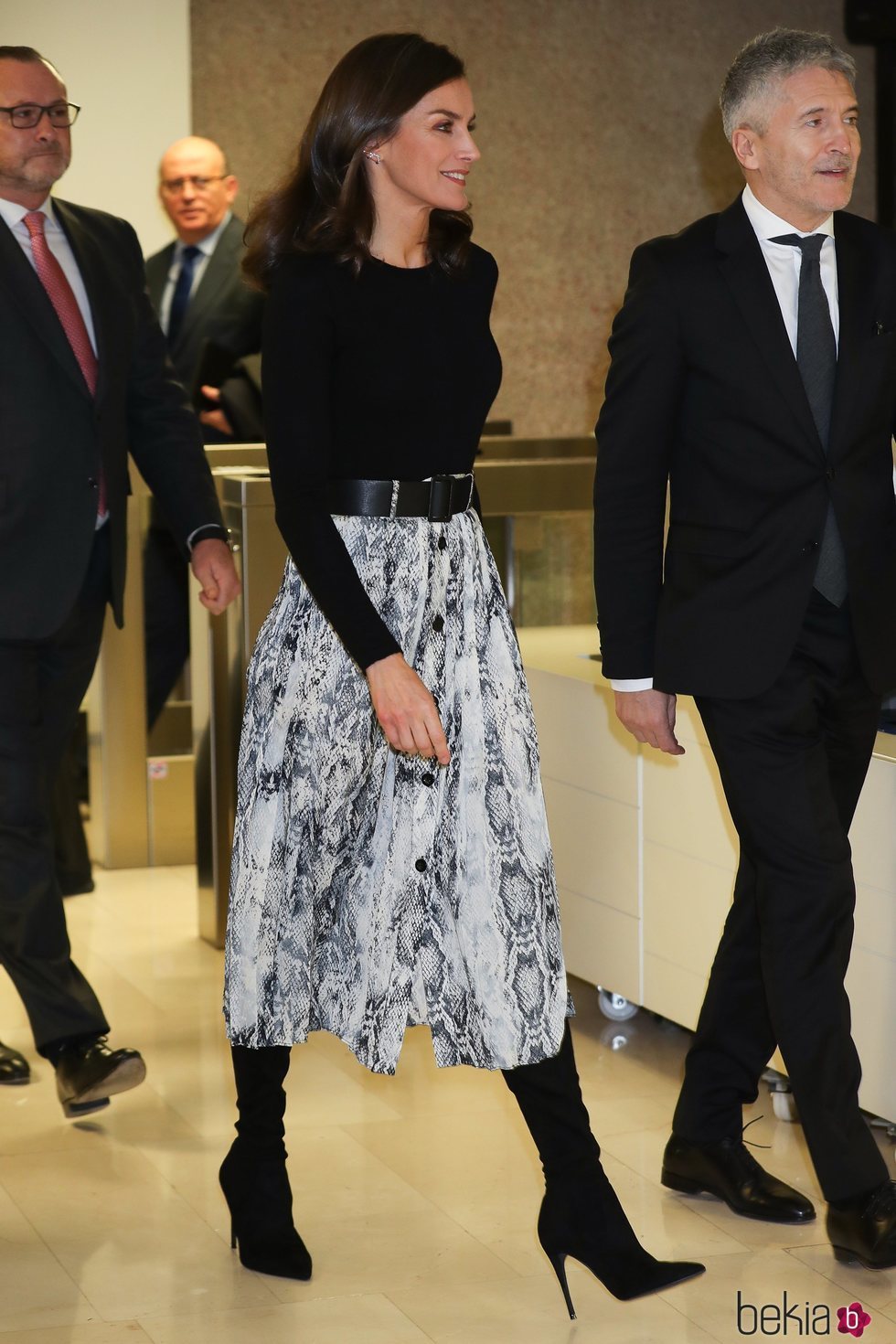 La Reina Letizia con falda de estampado de serpiente de Zara en un evento de la Fundación Abertis