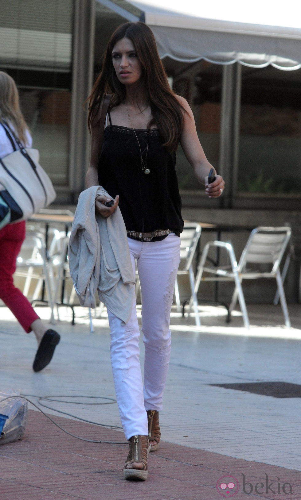 Sara Carbonero con jeans blancos y camiseta