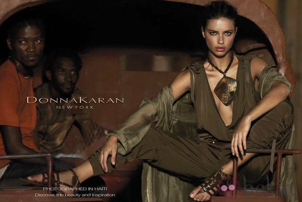 Adriana Lima protagoniza una polémica promoción de Donna Karan